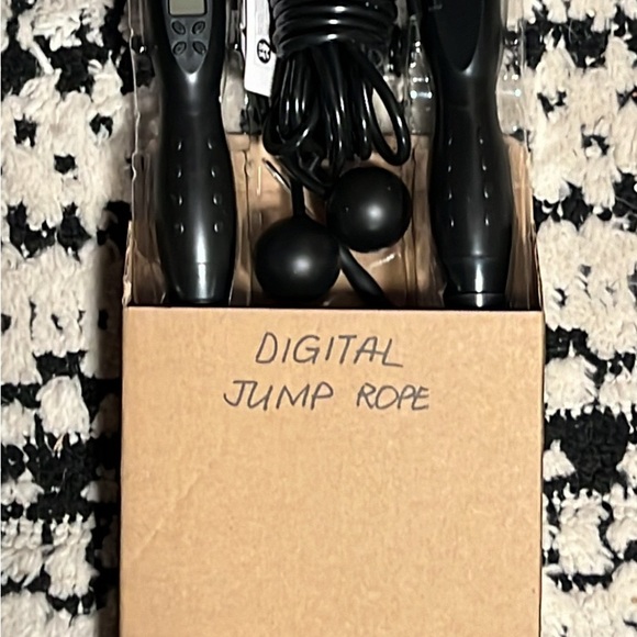 Jump Rope with Digital Counter Tangle-Free Indoor Outdoor Fitness - Picture 3 of 4